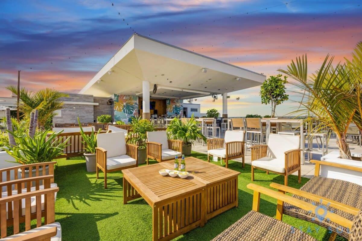 Rooftop Pool - Hot Tub - Gym - Near Appartement *